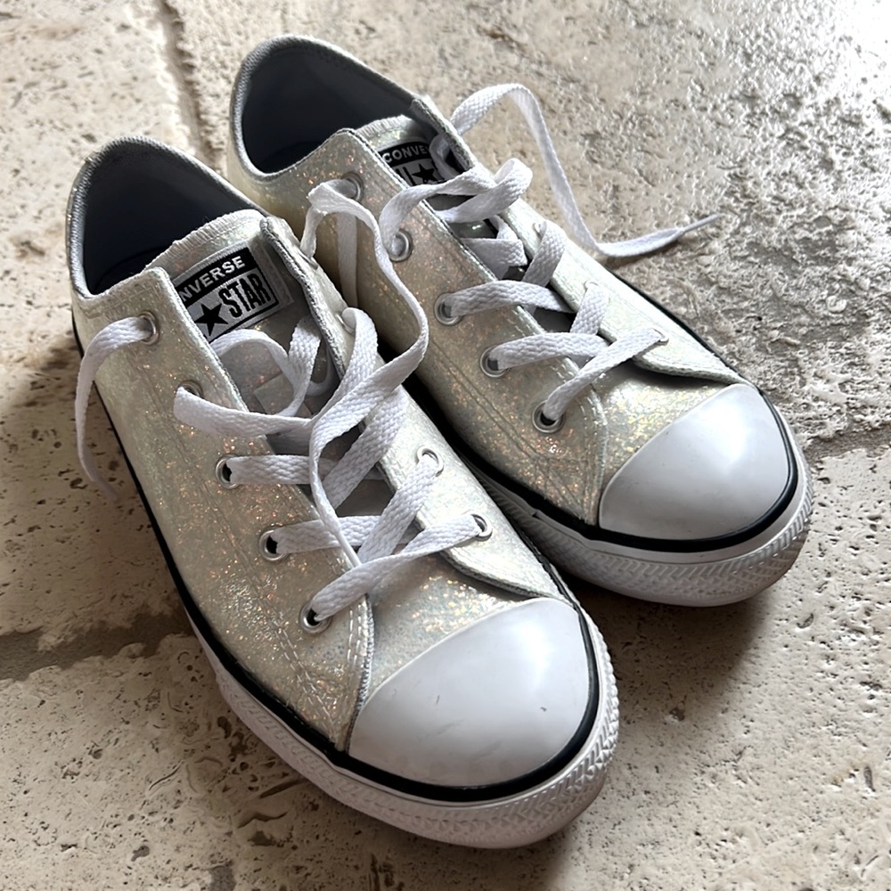 Women’s Converse size 4 excellent condition!